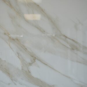 POLISHED PORCELAIN TILE Color: GOLD SATUARIO Sizes: 24″x24″